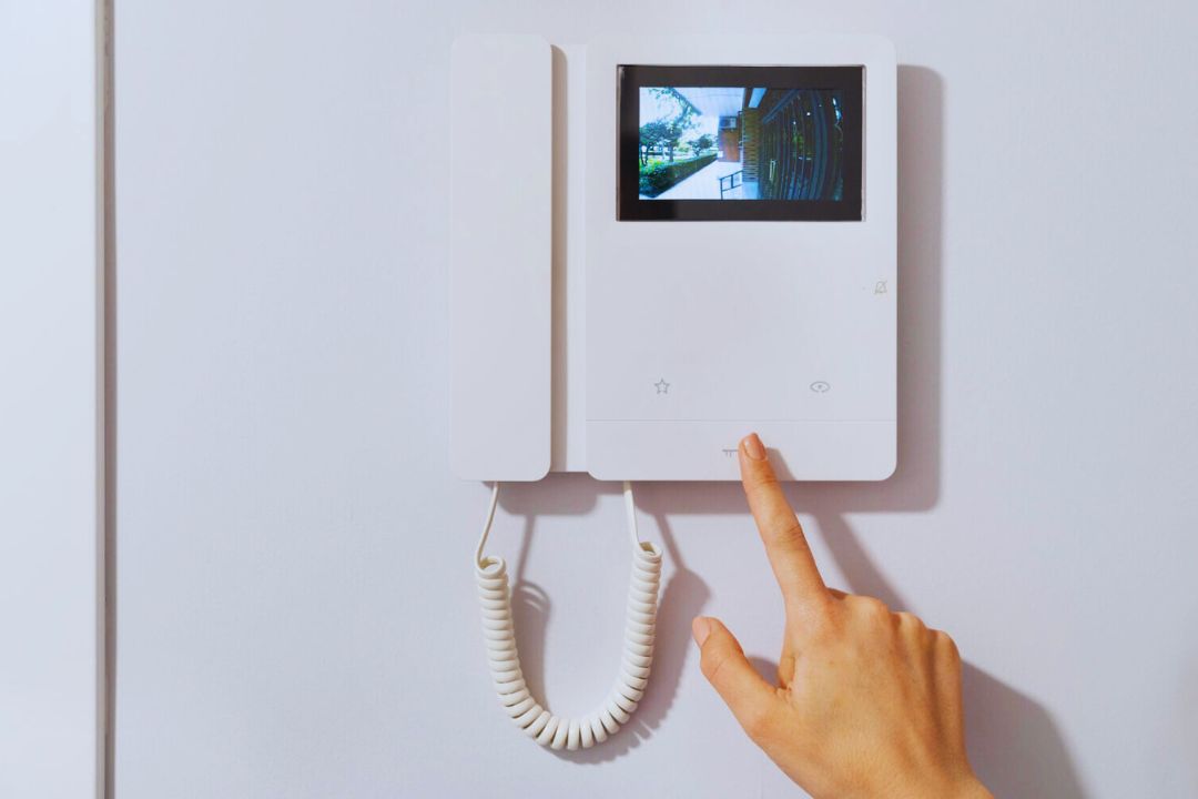 Interfon sau videointerfon - alegerea intre doua sisteme moderne de acces si comunicare