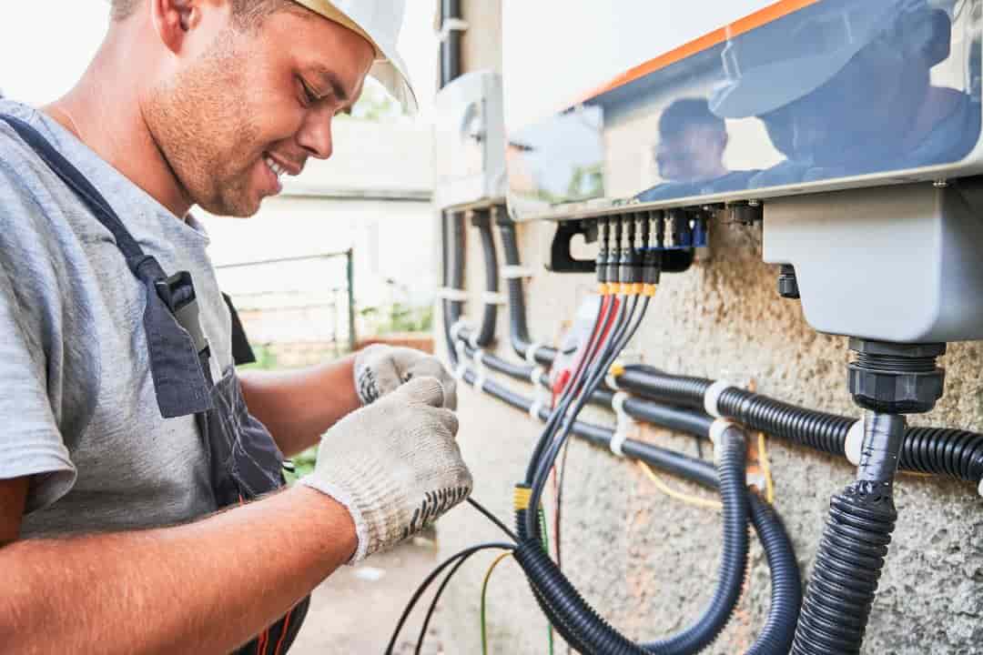 Ce este un invertor solar, care este rolul si modalitatea de functionare in sistemele fotovoltaice?