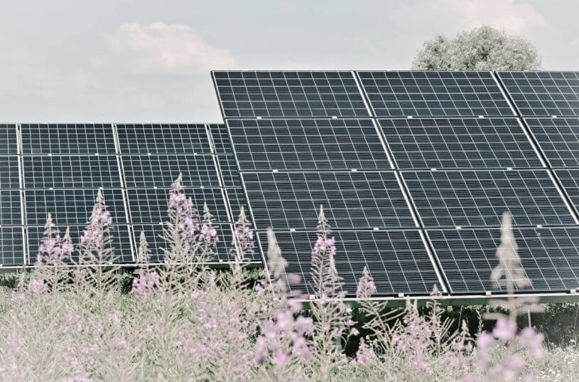 Invertor sau microinvertor solar: ce trebuie sa stii