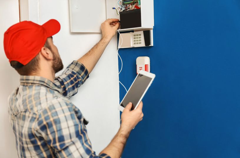 Care sunt avantajele unei centrale hibride fata de una doar wireless?