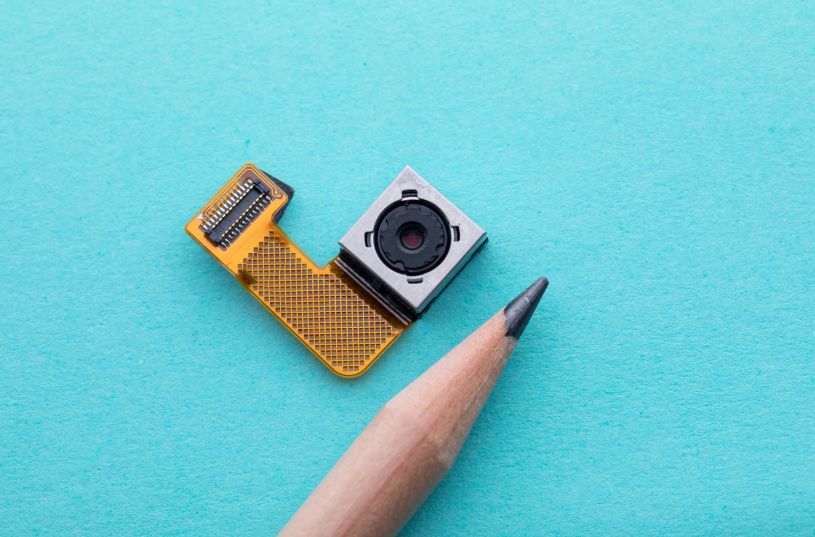 Camera spy cu fir vs. wireless