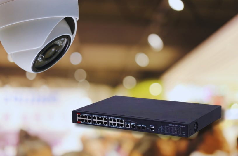 Care este diferenta intre un switch PoE si un switch normal?