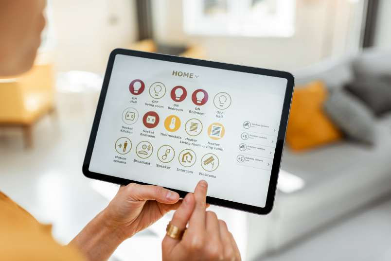 Monitorul portabil wireless pentru un control inteligent al locuintei