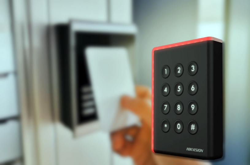 Care este diferenta dintre un cititor de proximitate simplu si unul cu tastatura?