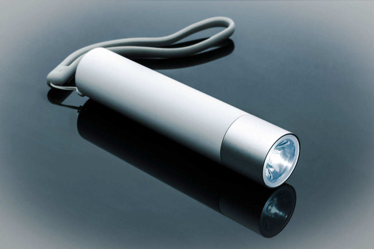 Lanterna led cu lumina alba aprinsa, ideala pentru iluminarea intunericului si explorari nocturne.