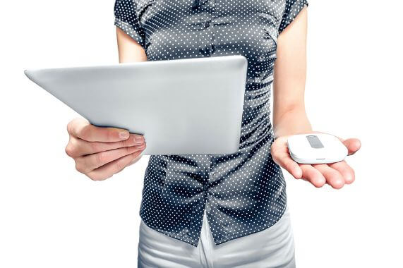 O femeie tinand un tableta si un mouse, explorand tehnologia modemului 4G.