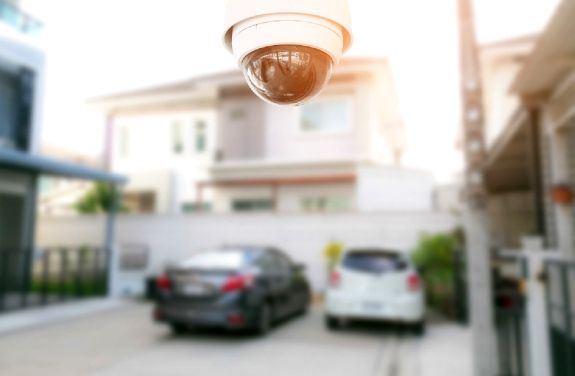 O camera de supraveghere exterior monitorizeaza spatiile din afara cladirilor.
