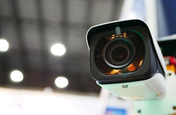 O camera supraveghere exterior rezistenta la intemperii.