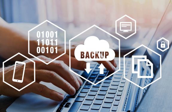 Un backup pentru o sursa de alimentare asigura functionarea continua a dispozitivelor in caz de intrerupere curent.