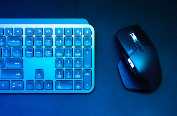O tastatura wireless ofera posibilitatea de conectare la mai multe dispozitive simultan.