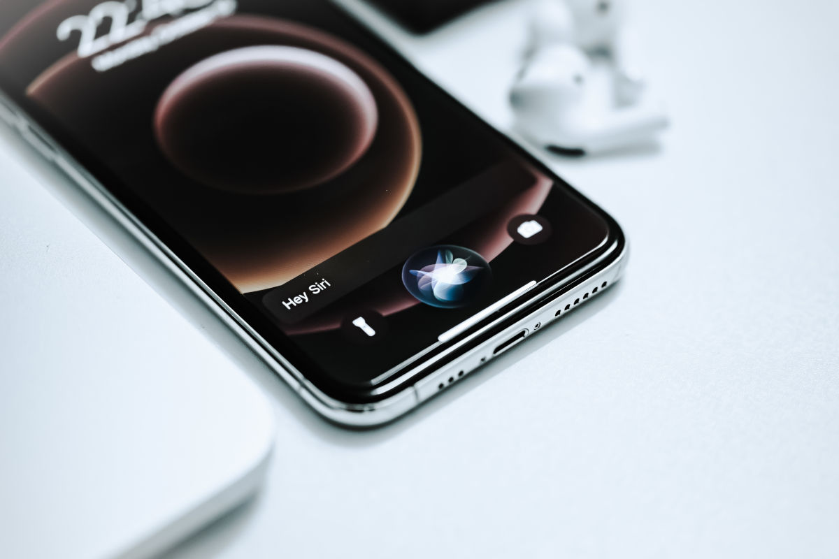 Imagine cu mai multe smartphone-uri, si o parte dintr-o trusa de reparat telefoane mobile, pregatita pentru interventii.