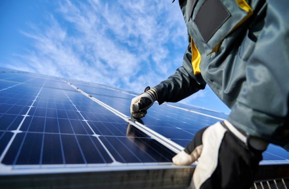 Instalare panouri fotovoltaice pentru reducerea facturilor la energie cu centrala electrica.
