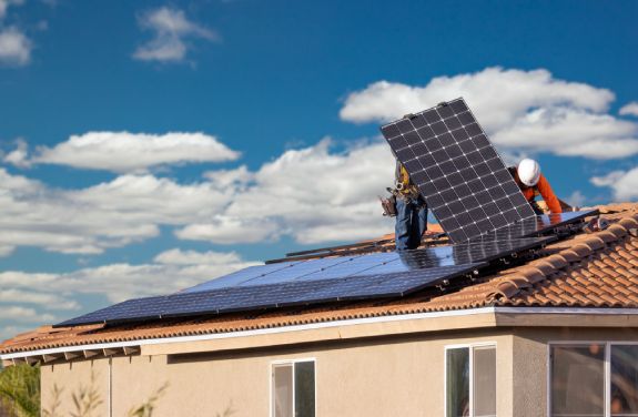 Pentru amplasarea corecta a panourilor fotovoltaice, optimizeaza unghiul.