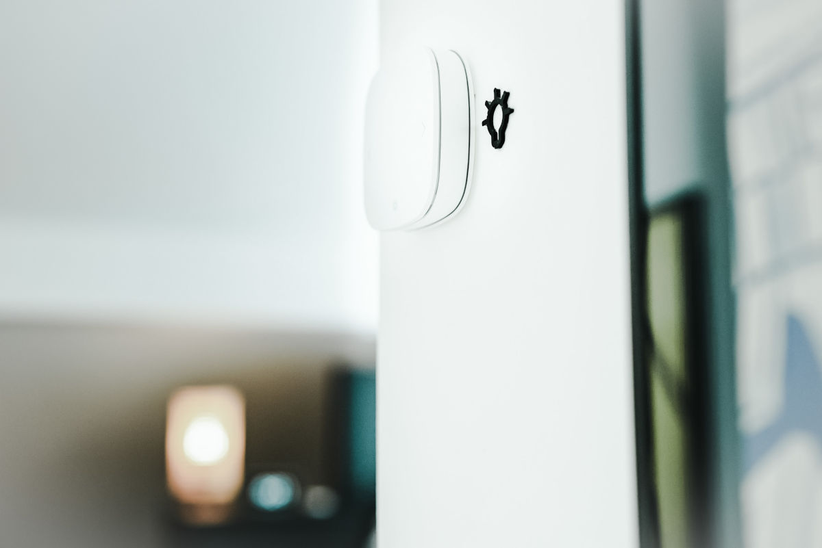 Dispozitiv alb montat pe perete, acces point wireless, cu un indicator luminos, utilizat ca punct de acces wireless.