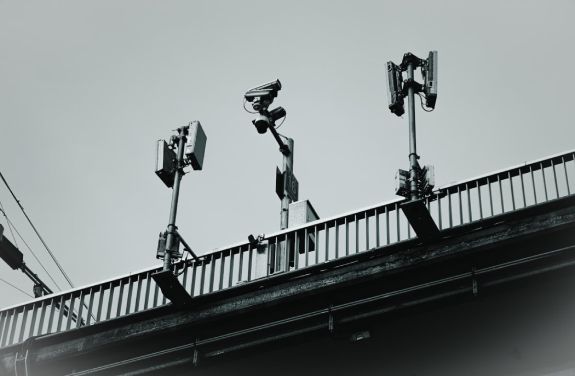 Pod cu turnuri de telefonie mobila si camere de supraveghere dotate cu panou solar.