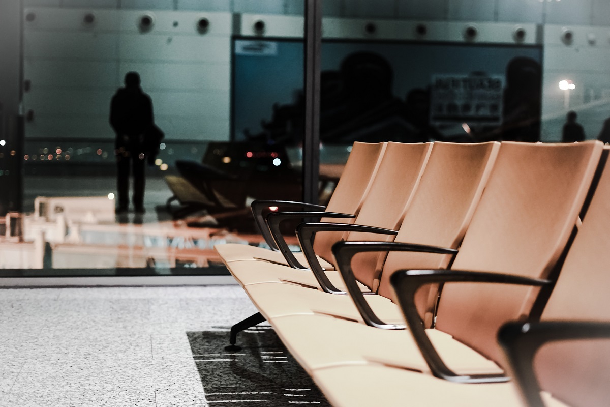 Scaune goale intr-un aeroport, asteptand calatorii care au trecut de bariera sa se imbarce în zborurile lor.