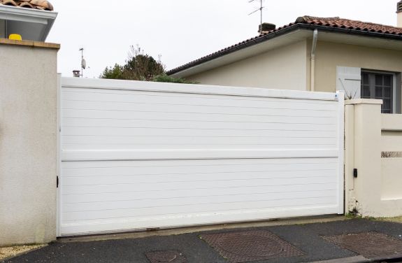 Portile autoportante pentru terenuri dificile sunt o alternativa eficienta la portile culisante pe sina.