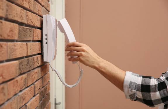 Un post interior de interfon este un dispozitiv pentru comunicarea cu vizitatorii.