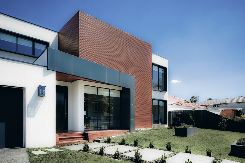 Casa moderna cu exterior din lemn si interior elegant, dotata cu tehnologie inteligenta pentru un stil de viata luxos.
