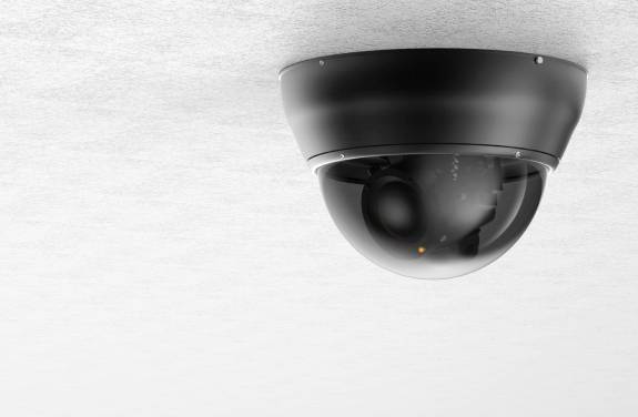 Resetarea unei camere supraveghere se face prin butonul fizic de resetare sau prin software-ul camerei.