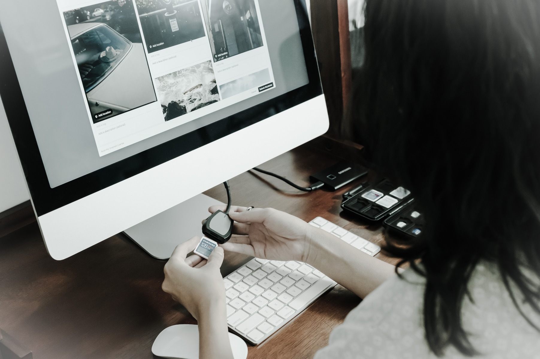O femeie foloseste un computer pentru a naviga pe un site web.