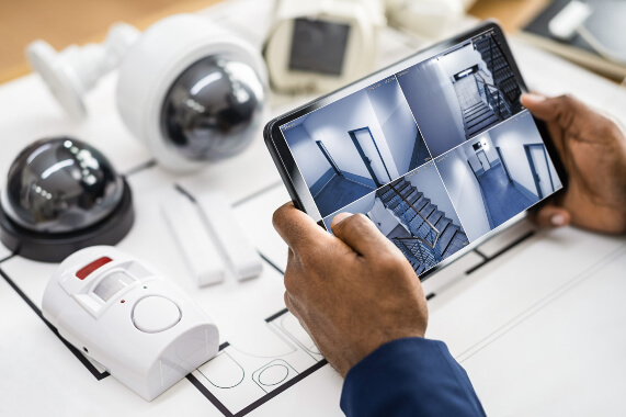 Diverse sisteme de alarma wireless pentru protejarea locuintei aflate pe o masa. 
