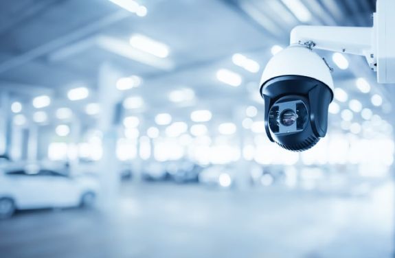 Camera de supraveghere video profesionala parcare, simbolizand conceptul de securitate digitala