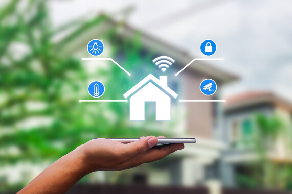 Concept de casa inteligenta cu pictograme pe smartphone, evidentiind solutii pentru economii.