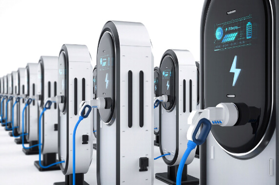 Statii de incarcare pentru masini electrice, cu cabluri albastre, pregatite pentru a alimenta vehiculele electrice.
