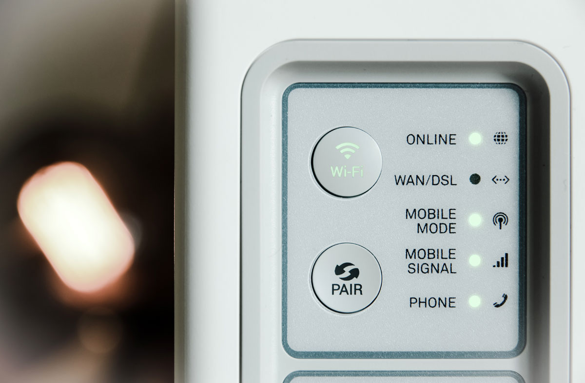 Prim-plan al unui gadget wireless, cu butoane, care arata clar designul sau compact si utilizarea practica.