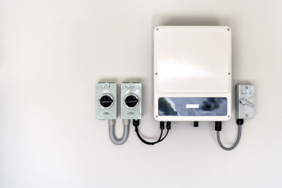 Un tablou electric nou montat pe un perete alb pentru functionarea optima a instalatiilor electrice.