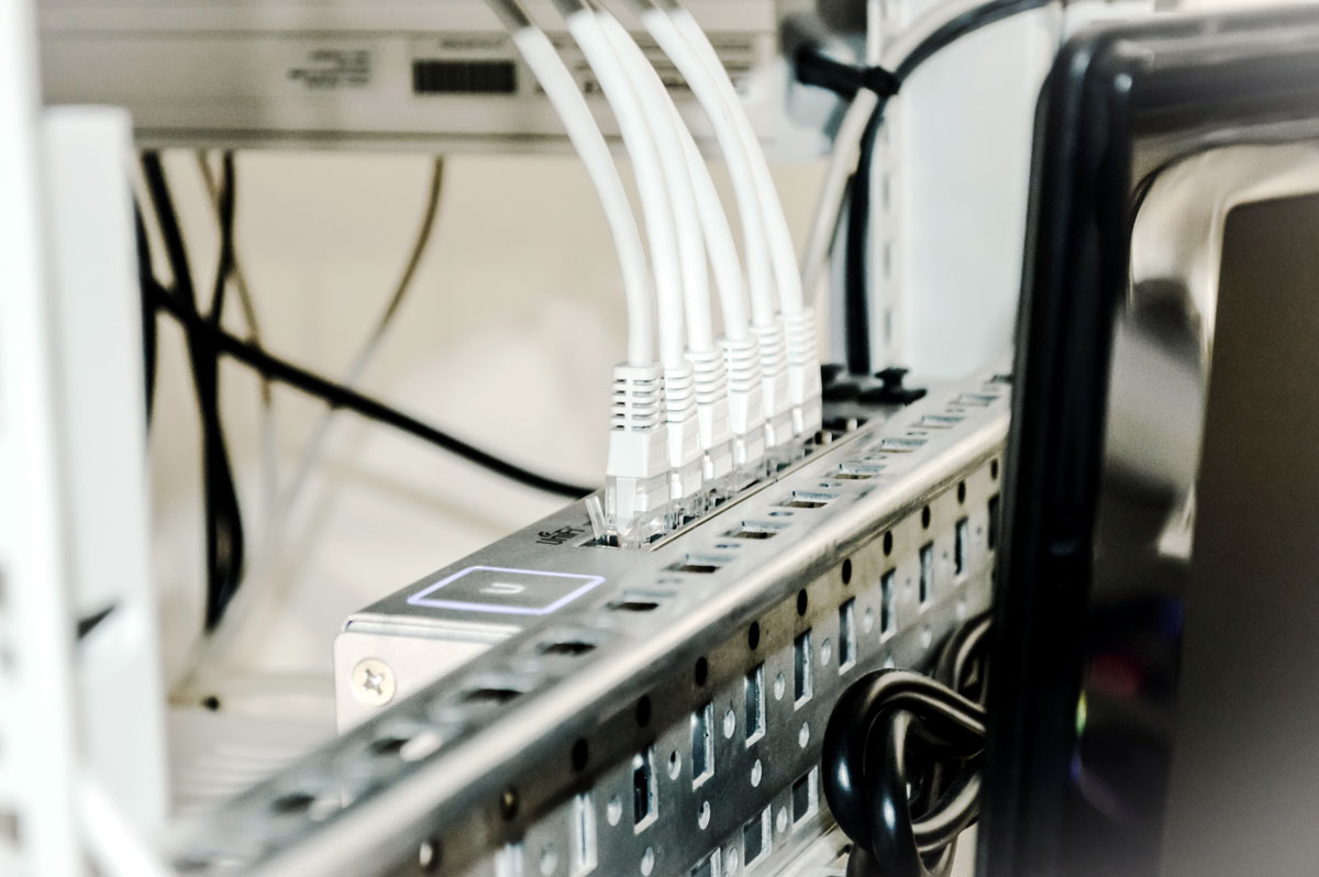 Detaliu al unui computer, cu firele conectate, subliniind complexitatea tehnologiei smart switch.