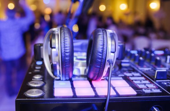 Un sistem de sonorizare profesional pentru redarea unui sunet clar.