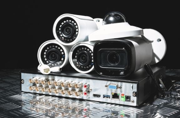 Un sistem de supraveghere video este format din componente esentiale: camere, DVR/NVR, hard disk, accesorii.
