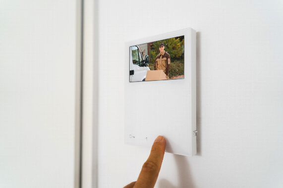 Videointerfon wireless pentru comunicare si control.
