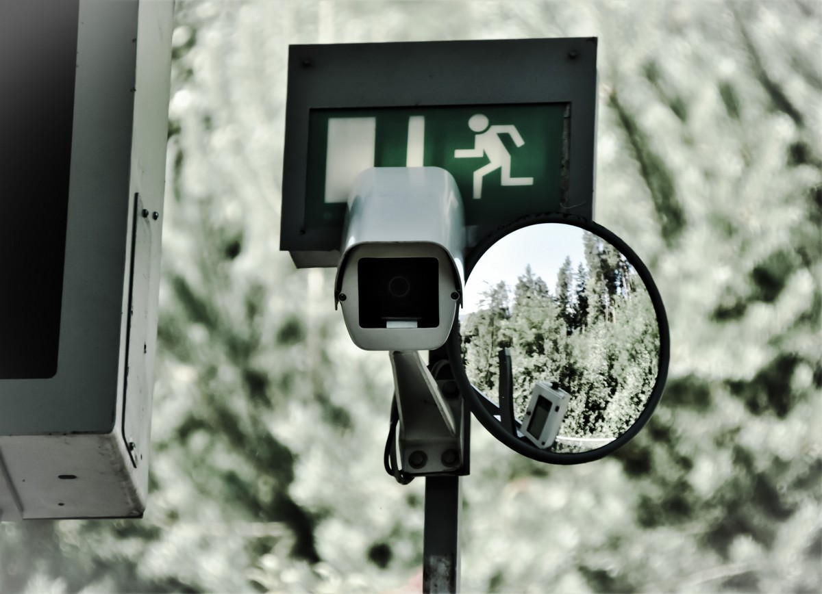 Camera cu panou solar si cartela SIM montata pe un stalp.